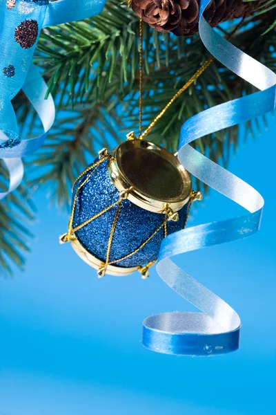 La decoración navideña sobre el abeto —  Fotos de Stock