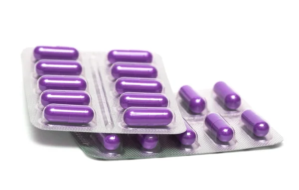 Embalagens de comprimidos isolados em branco — Fotografia de Stock