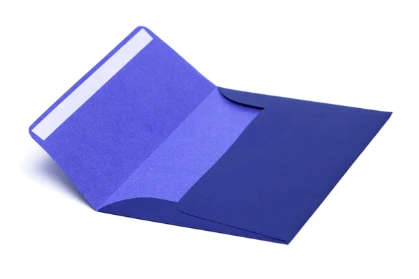 Голубой конверт изолирован на белом — стоковое фото