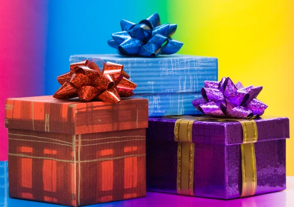 Rode en blauwe geschenkdozen — Stockfoto