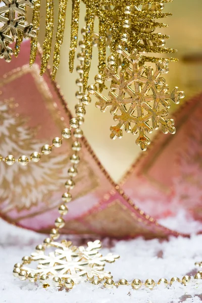 Floco de neve dourado na árvore de Natal — Fotografia de Stock