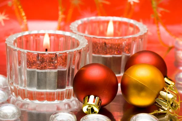Velas festivas com bolas de Natal — Fotografia de Stock