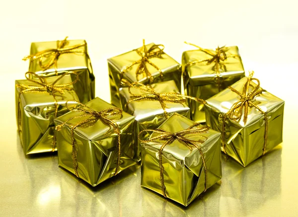 Подарочные коробки на золотом фоне — стоковое фото