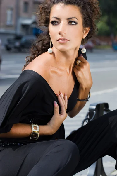 Sexy modische Frau auf der Straße — Stockfoto