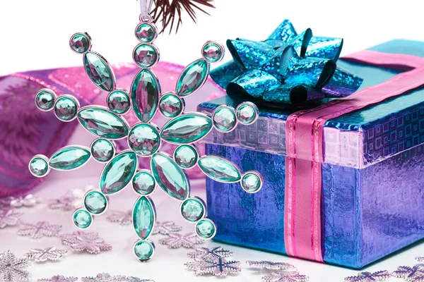 Caja de regalo azul con estrella de Navidad —  Fotos de Stock