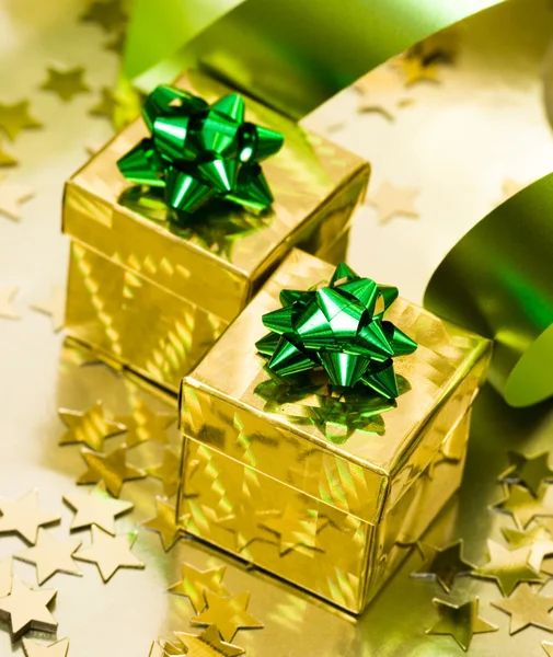 Caixa de presente dourado com fita — Fotografia de Stock