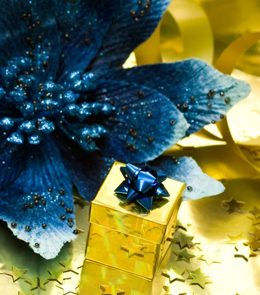 Caja de regalo con flor poinsettia — Foto de Stock