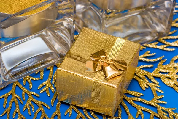 Goldenes Geschenk mit Kerze — Stockfoto