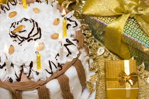 ケーキとキャンドル付きの誕生日テーブル — ストック写真