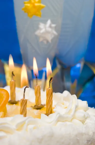Gâteau et bougies sur la table de fête — Photo
