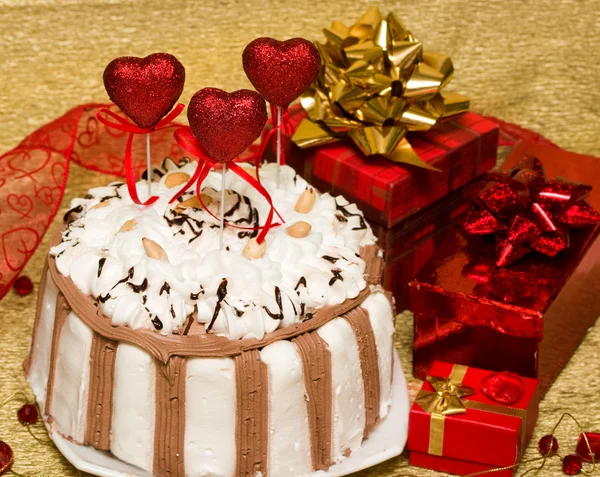 Торт с красными валентинками сердца — стоковое фото