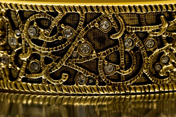 Крупный план золотого браслета с бриллиантами — стоковое фото