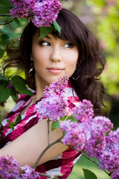 Inschrijving meisje in de tuin met lila — Stockfoto