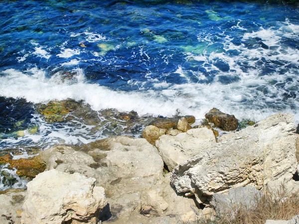 Klippor på en havsstrand — Stockfoto