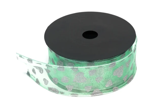 Grünes Band auf Spule isoliert auf weißer Spule — Stockfoto