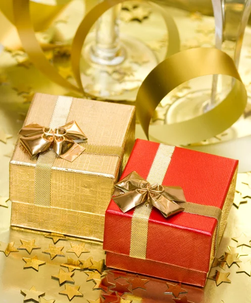Altın kurdeleli hediye kutuları — Stok fotoğraf