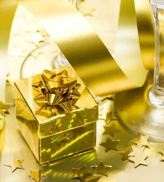 Confezione regalo dorata con nastro — Foto Stock