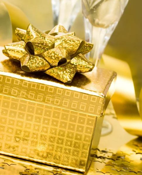 Presentförpackning med gyllene band — Stockfoto