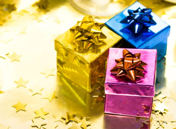 Altın kurdeleli hediye kutuları — Stok fotoğraf