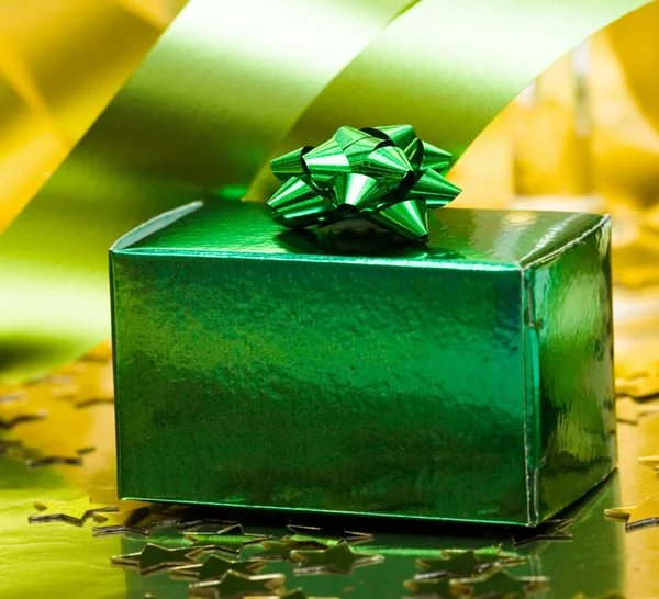 Зеленая подарочная коробка с лентой — стоковое фото