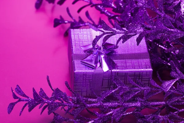 Caja de regalo violeta con hojas de decoración —  Fotos de Stock