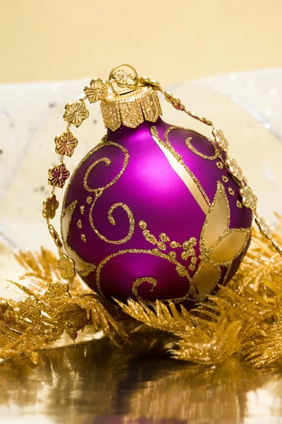 Fialové koule s vánoční stromeček — Stock fotografie