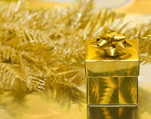Scatola regalo in oro con albero di Natale — Foto Stock
