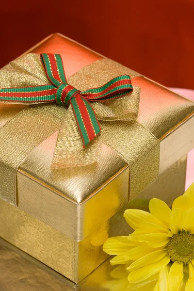 Dárková krabička s žlutým květem — Stock fotografie