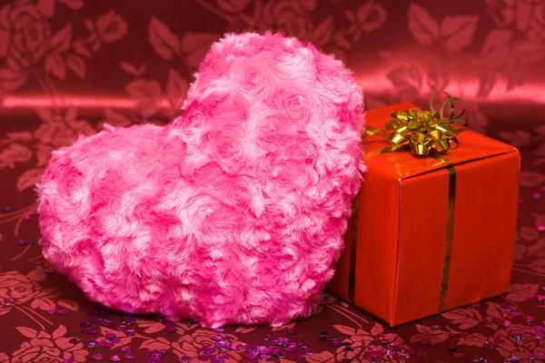 Caixa de presente com coração rosa — Fotografia de Stock