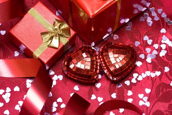 Kırmızı kalpli hediye kutusu — Stok fotoğraf