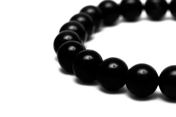 Elszigetelt fehér fekete gyöngyök — Stock Fotó