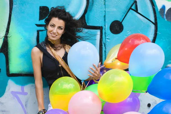 Femme heureuse avec des ballons colorés — Photo