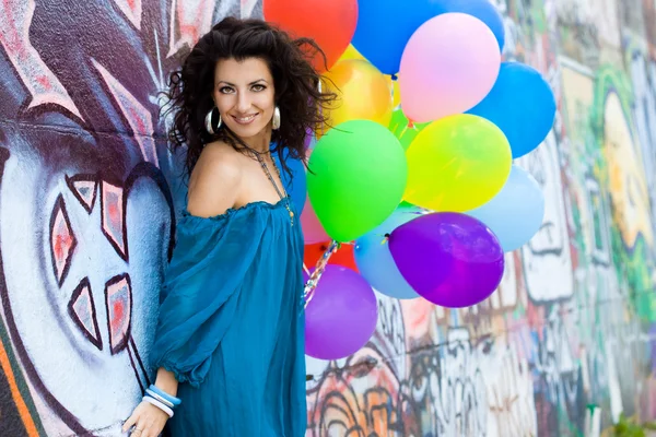 Šťastná žena s barevnými balónky — Stock fotografie