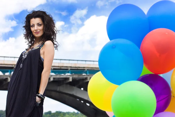 Balonlar ile mutlu bir kadın — Stok fotoğraf