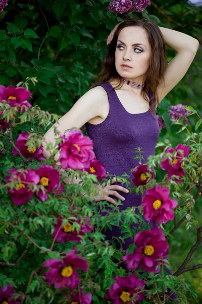 Inschrijving meisje in de tuin — Stockfoto