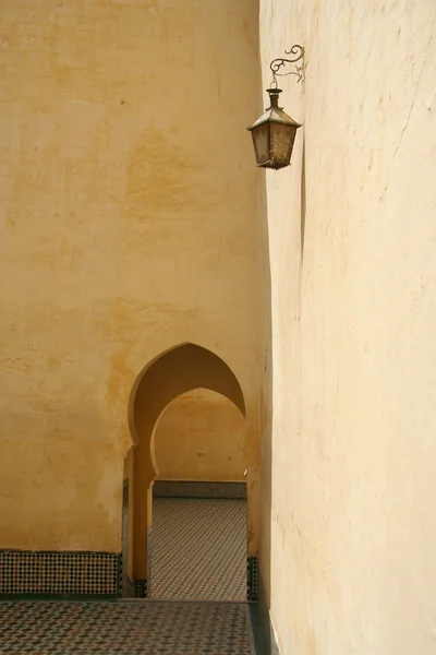 Traditional moroccan wall with latern — Stock Photo, Image