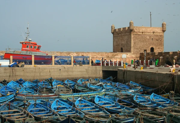Barche blu tradizionali nel porto Immagine Stock