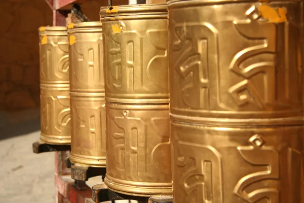 Rodas de oração dourada — Fotografia de Stock
