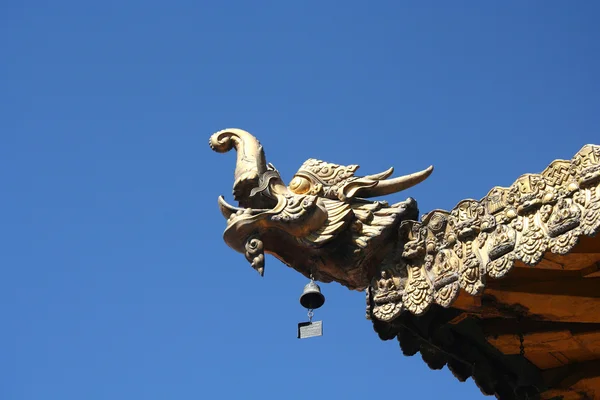 Tempio drago e cielo blu — Foto Stock