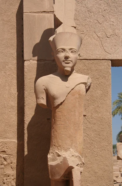 Estatua del faraón en el templo de Karnak — Foto de Stock