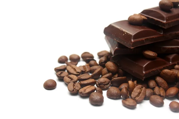 Stukken van chocolade en koffie bonen — Stockfoto