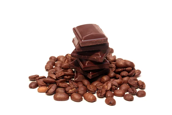 Кофейные зерна и шоколадные кусочки — стоковое фото