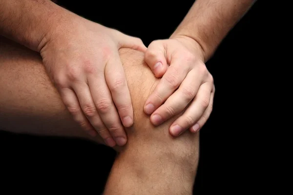 Jovem com dor de joelho — Fotografia de Stock