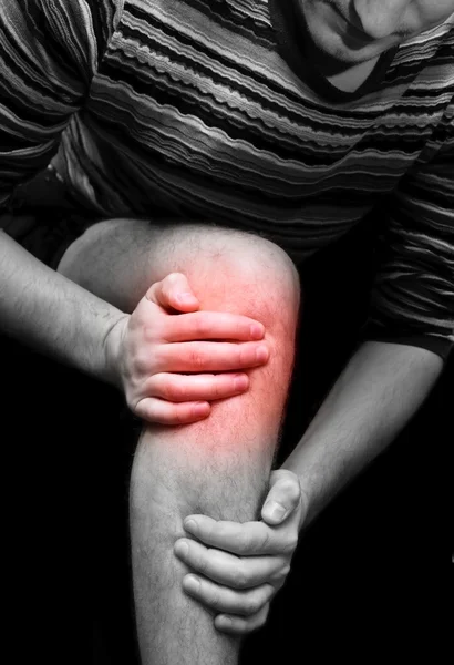 Giovane che ha mal di ginocchio — Foto Stock