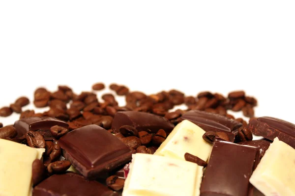 Granos de café y trozos de chocolate —  Fotos de Stock