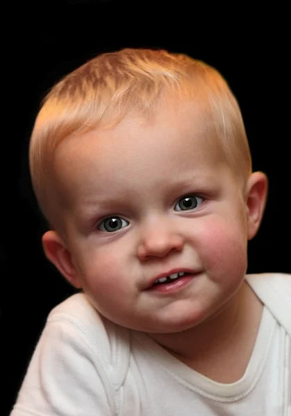 Portret van een gelukkig jongetje — Stockfoto