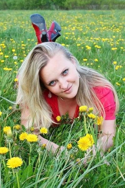 Chica joven en el prado de diente de león — Foto de Stock