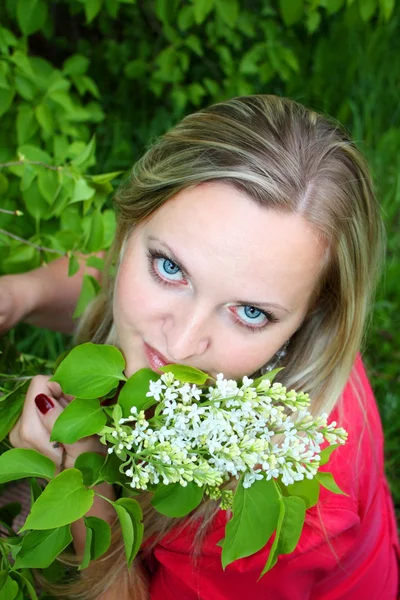 Chica joven y floreciente lila —  Fotos de Stock