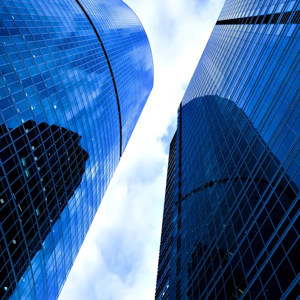 Visa till blå skyskrapor torn — Stockfoto