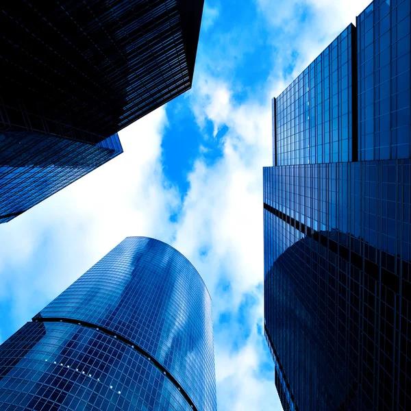 Business skyskrapor försvinna i moln — Stockfoto